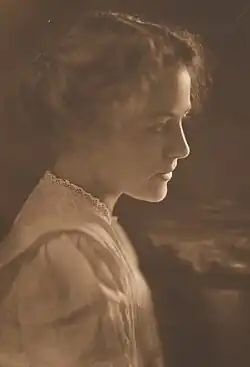 Emily Ellias, asi 1915