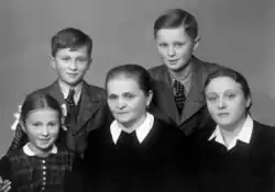 Foto únor 1944. V popředí zleva: vnučka Zdena Mašínová mladší, Emma Nováková (uprostřed), dcera Zdena Mašínová starší. Vzadu zleva vnuk Josef Mašín a vnuk Ctirad Mašín