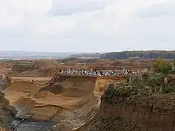 Pozůstatky Hambašského lesa a protestující aktivisté na okraji hnědouhelného Dolu Hambach (listopad 2017)