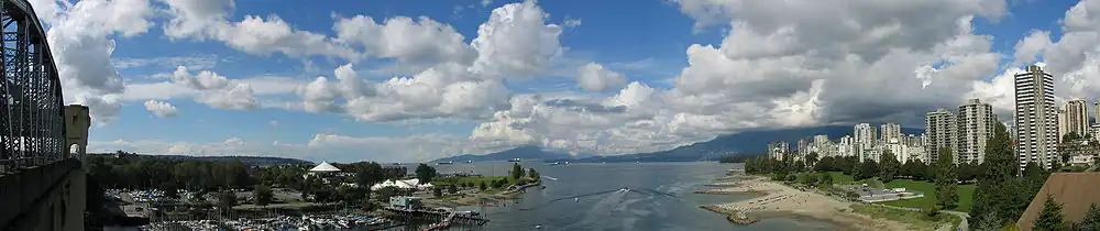 Pohled na zálivy English Bay a False Creek z mostu Burrard Bridge
