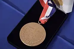 Pamětní medaile, která je součást ceny