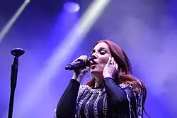 Simone Simons během vystoupení s hudební skupinou Epica v roce 2022