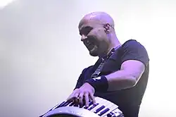 Coen Janssen během vystoupení s hudební skupinou Epica v roce 2022