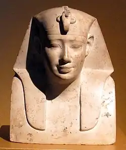 Ptolemaios II., busta v egyptském stylu