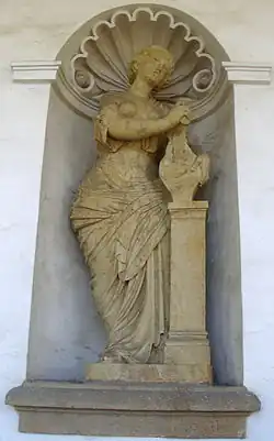 Socha Erató v kolonádě Květné zahrady v Kroměříži