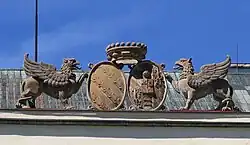 Erb v průčelí zámku v Nových Hradech