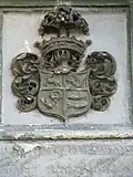 Erb Jana Křtitele Forgatsche nad vstupem do zámku
