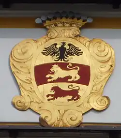 Erb Belcrediů nad vstupní bránou do Líšeňského zámku