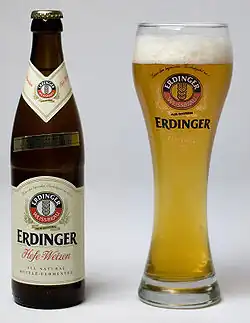 Sklenice a lahev piva Erdinger