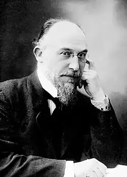 Erik Satie na fotografii Henri Manuela z roku 1920
