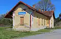 Vlaková zastávka na východ od vsi