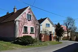 Domky ve východní části vsi