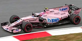 Esteban Ocon řídící vůz VJM10 při Grand Prix Malajsie 2017.