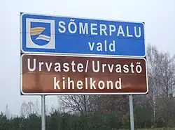 Dvojjazyčná cedule označující název farnosti v estonštině (Urvaste) a võruštině (Urvastõ)