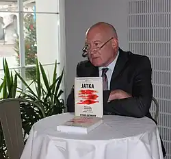 Ethan Gutmann na tiskové konferenci v Praze, kde představil svou knihu Jatka.