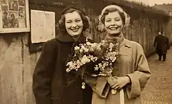 Eva Koutecká se svou mladší sestrou Emmou (vlevo) v roce 1953