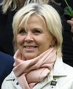 Eva Pavlová při sázení 90. stromu Olgy Havlové (listopad 2023)