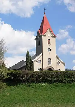 Pohled na hřbitovní kostelík