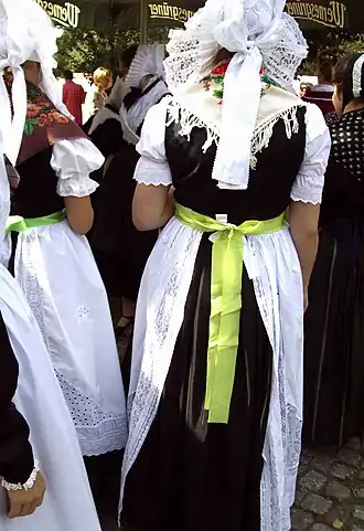 Barevná fotografie Lužické Srbky v lidovém kroji