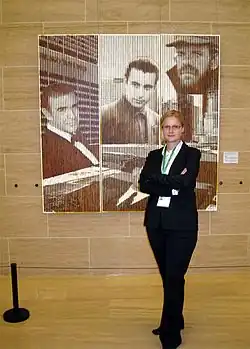 Eva M. Paar stojí před svou malbou Investigator, 4. Beijing International Art Biennale, 2010