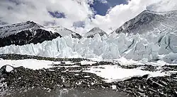 Kharta Phu je hora uprostřed v pozadí