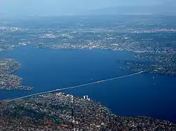 Washingtonovo jezero s mostem Evergreen Point Floating Bridge.