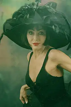 Foksal Web Studio: Ewa Kuklińska, portrét na barevném pozadí, 2008