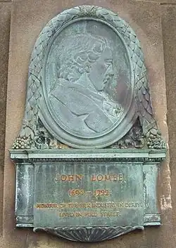 Portrét Johna Lombeho na mostě Exeter Bridge