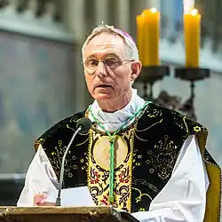 Mons. Gänswein čte list od emeritního papeže Benedikta XVI na závěr pohřební mše za kard. Meisnera (2017)
