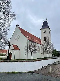 Pohled na kostel Nanebevzetí Panny Marie v Dubném