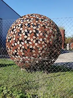 Výtvarné Studio Bubec je obklopeno uměleckými objekty převážně z kovu