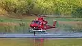 Vrtulník nabírající vodu z Labe
