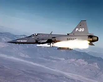 F-20 při odpalu střely AGM-65 Maverick