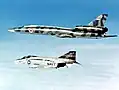 Tu-22 v doprovodu stroje US Navy F-4 Phantom II, 1977