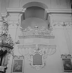 Tribuna s mramorovou deskou upomínající na svěcení kostela – původní stav