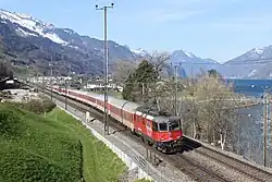 Dálkový vlak u stanice Unterterzen