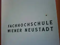 Cedule s názvem školy