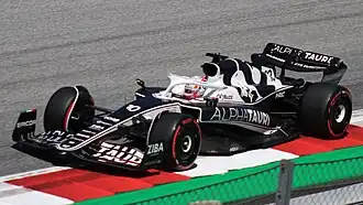 Pierre Gasly řídící vůz AT03 během volného tréninku před Grand Prix Rakouska 2022.