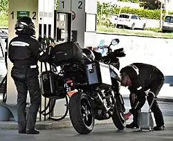 Motorka s SPZ FL21, jedná se o nejnižší možnou kombinaci pro SPZ na motocykl