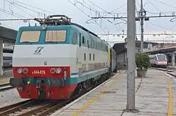 Pohled na jedno z nástupišť, v popředí elektrická lokomotiva řady E444-078