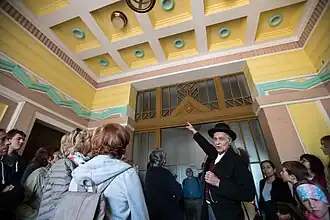 2019, účastníci Zažít město jinak při prohlídce historického areálu FZU, ulice Cukrovarnická (Praha)