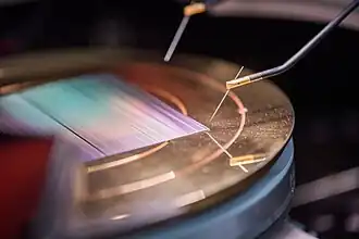 Laboratoř pro testování křemíkových detektorů (detail testovací sondy)