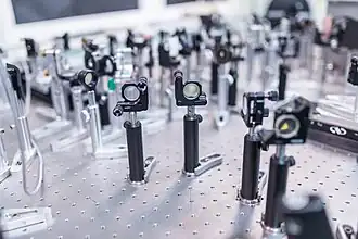 Spektrometry pro THz spektroskopii v časové oblasti (detail) v oddělení dielektrik