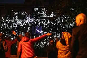 2022, v ulici Cukrovarnická (Praha), promítání na budovu Fyzikálního ústavu AV ČR