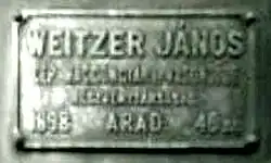 Štítek strojírny Weitzer na lokomotivě řady 389 MÁV