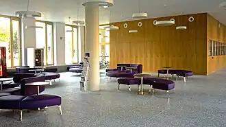 Nový foyer vlevo od vstupu (2015)