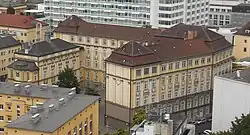 Pohled na Bundesrealgymnasium Fadingerstraße z „Keine Sorgen Tower“