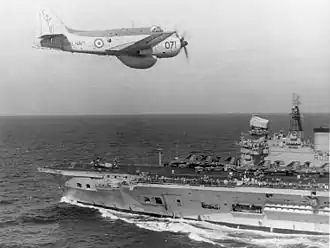Royal Navy Gannet AEW.3 přelétá přes HMS Eagle