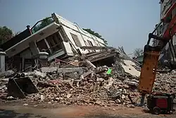 Zničená budova v Myanmaru.