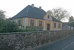 Bývalá fara ve Zdechovicích.